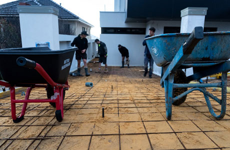 Laying down rio mesh in preparation for an exposed aggregate concrete driveway in Perth